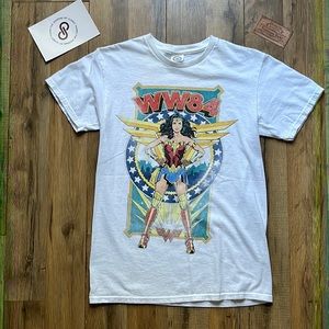 Wonder Woman T-shirt Womens size small! Delta 100% preshrunk cotton 🌺